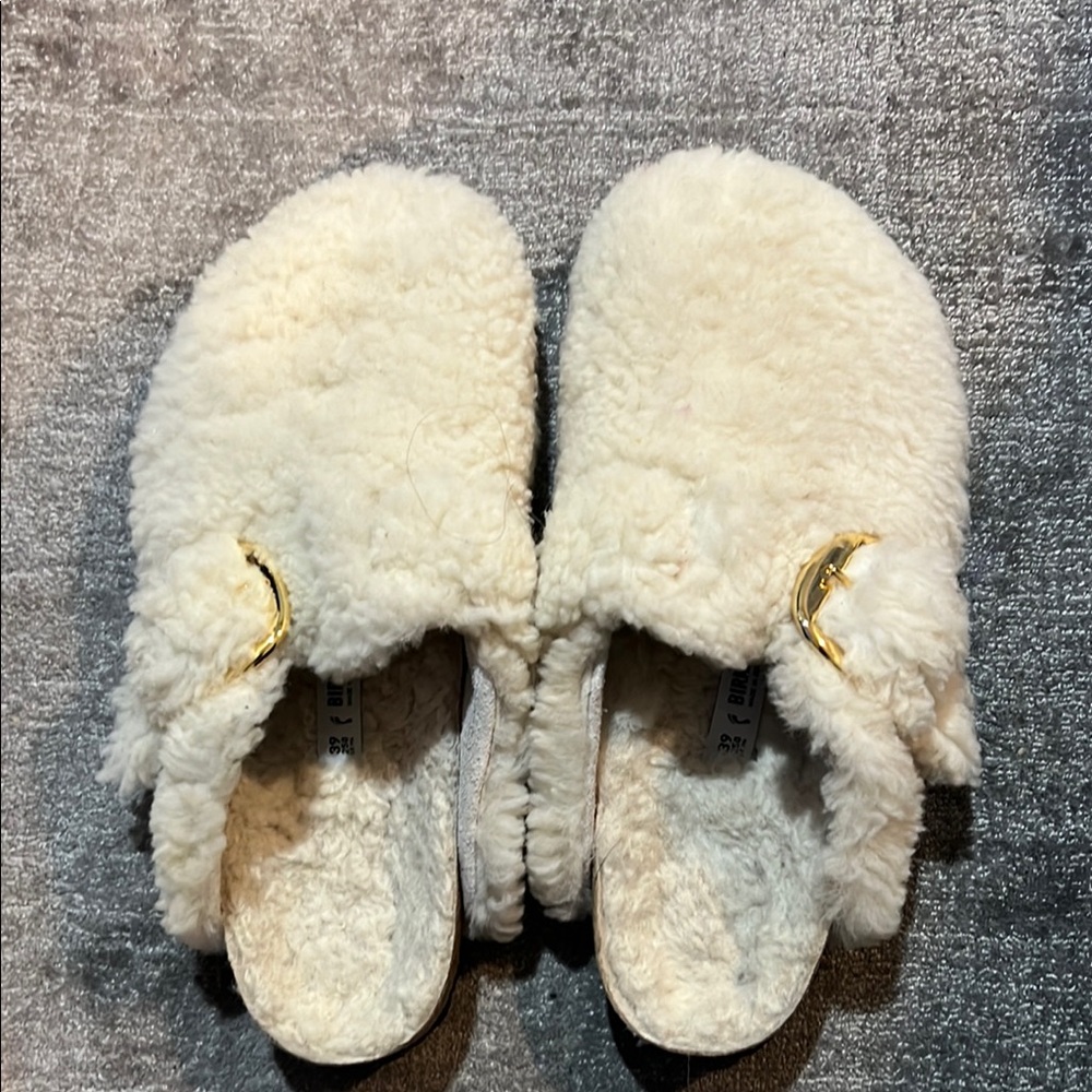 Birkenstock brand new Cozy Cream Fuzzy Slippers with Gold Accent